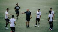 Jelang Bali United Vs Persib di BRI Super League: Johnny Jansen Siapkan Strategi dan Pelukan Hangat untuk Eliano Reijnders